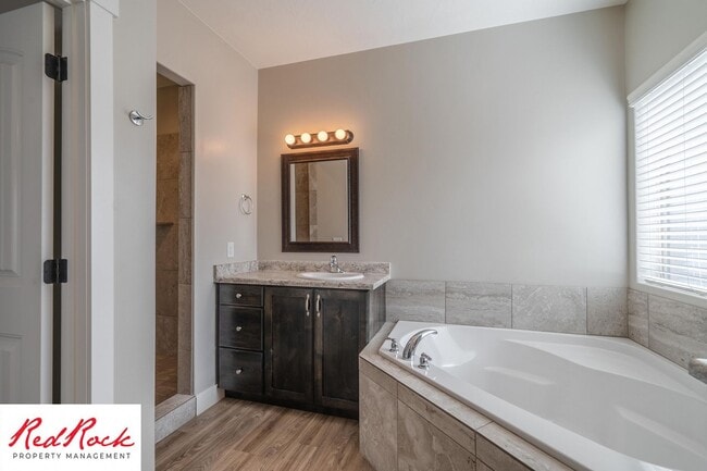 Building Photo - 4 Bedroom Spacious St. George Home with Large Backyard