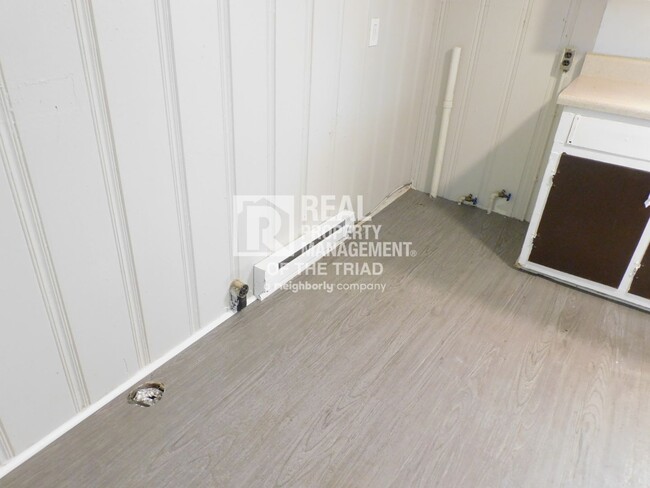 Building Photo - Available Now - 2 Bedroom/ 1 Bathroom Home...