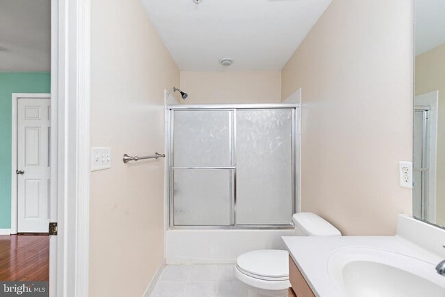 Building Photo - 2900 Lomond Pl