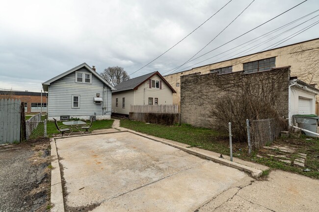 Building Photo - 3 Bedroom Single Family Home in West Allis