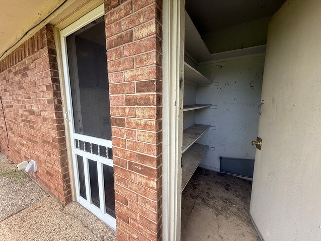 Building Photo - 2-bed/1-bath in Flint!