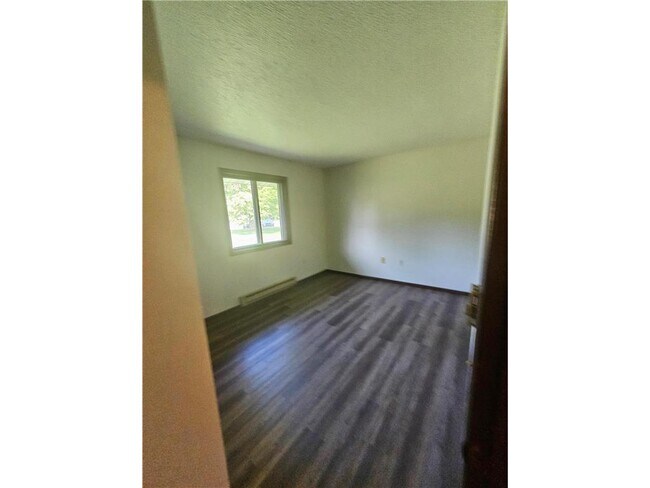 Building Photo - 551 Lakeview Rd