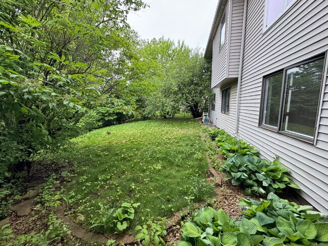 Building Photo - 9120 Trotters Ln