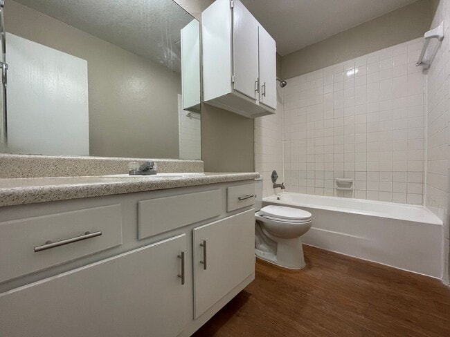 Building Photo - AVAILABLE NOW 2 BED 2 BATH APARTMENT IN EU...