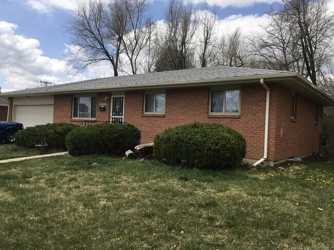 Building Photo - Spacious 3 Bedroom, 1.5 Bathroom Home in G...