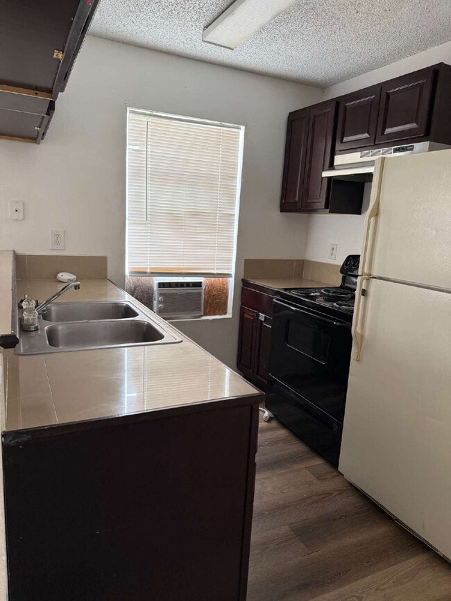 Building Photo - Two Bedroom Charmer with Washer & Dryer In...