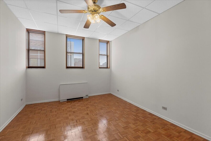 Building Photo - 620 W Belmont Ave