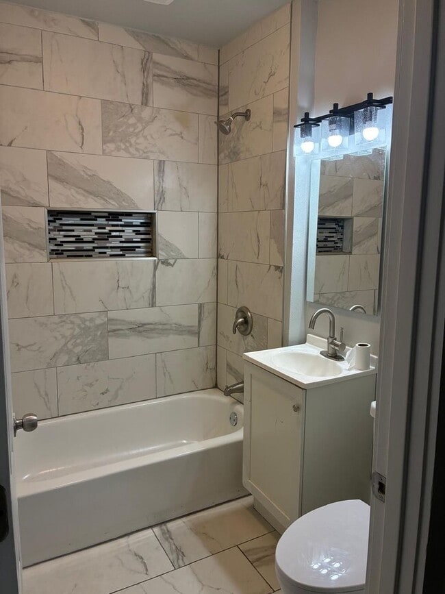 Building Photo - Charming 2-Bedroom Home in Hammond, IN