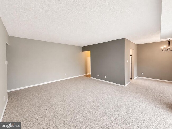 Building Photo - 3830 Lyndhurst Dr