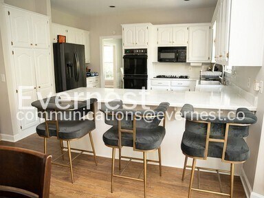 Building Photo - 4580 Village Dr