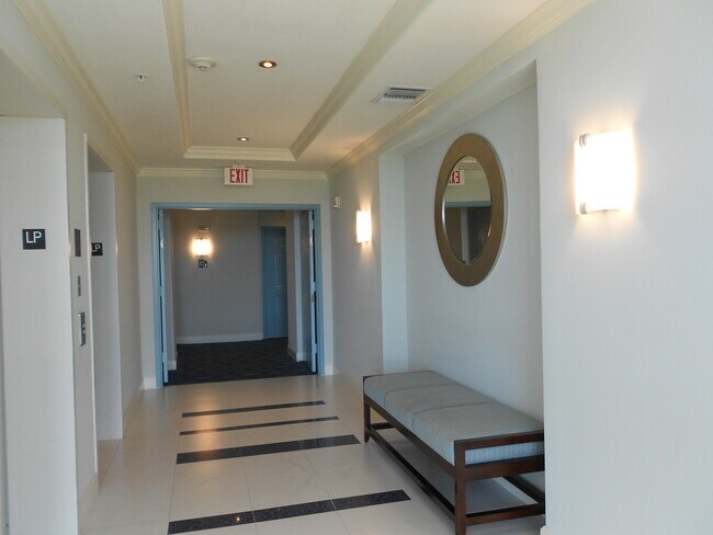 Building Photo - 700 E Boynton Beach Blvd