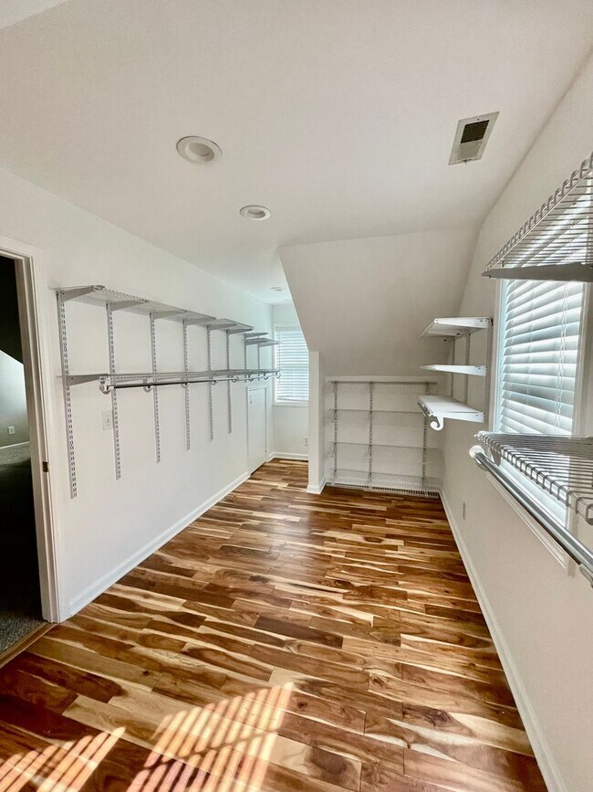 Building Photo - Welcome to view, a charming 4-bedroom, 2-bathroom home located in the heart of Charlotte, NC.