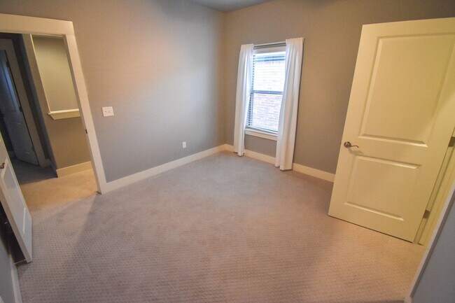 Building Photo - Stunning 3 Bedroom, 2.5 Bathroom Home in F...