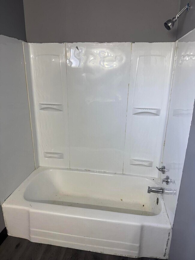 Building Photo - 1802 W Keefe Ave