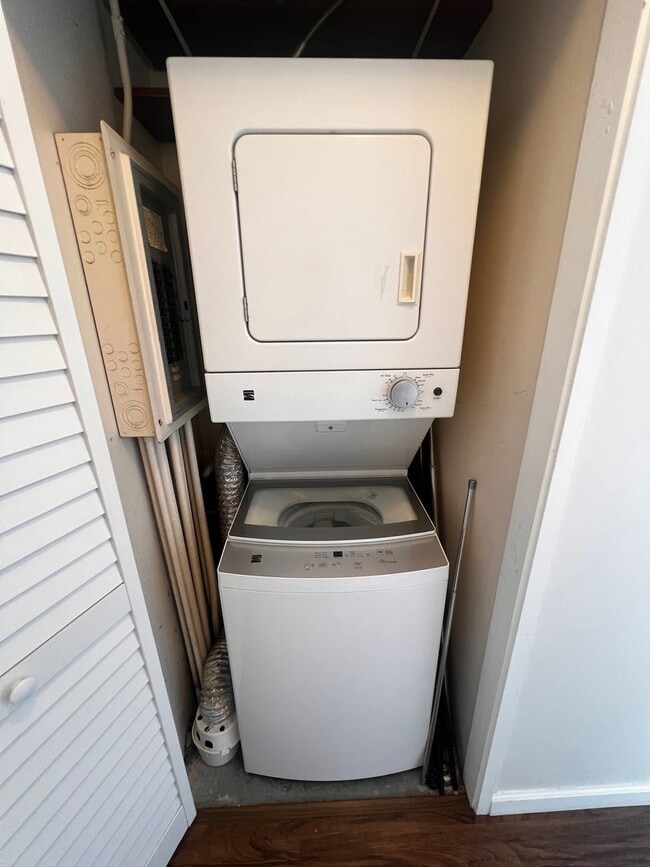 Building Photo - Pet Friendly, Secured, Lanai, AC, Private W&D