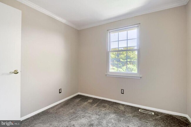 Building Photo - 907 Spry Harb