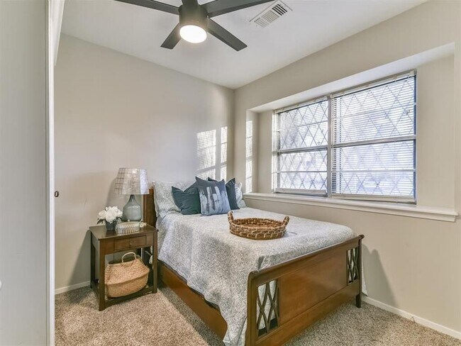 Building Photo - 401 Reta Dr