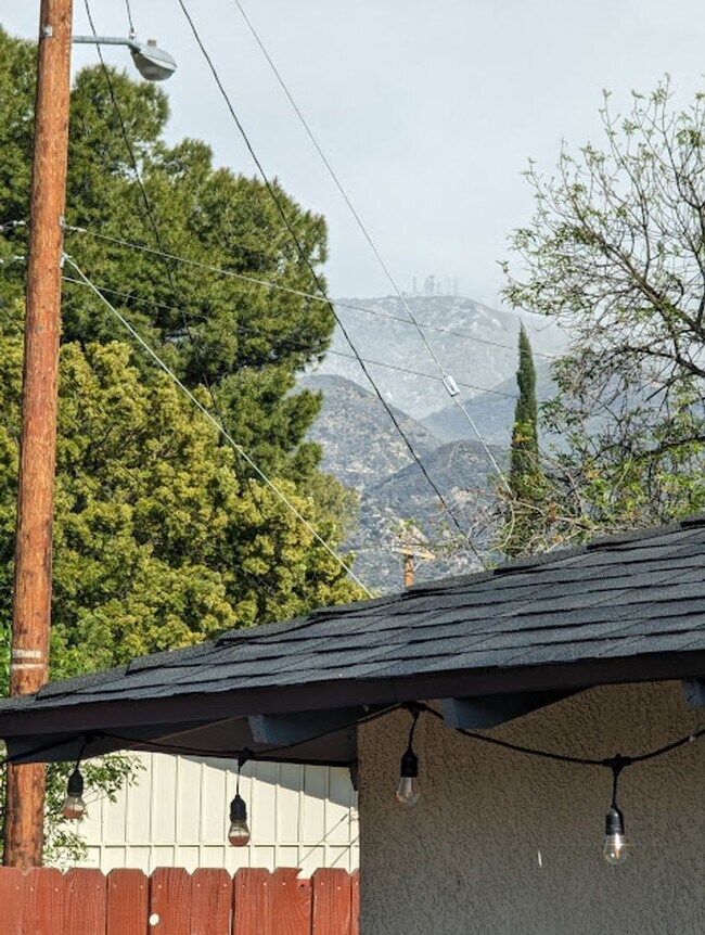 Building Photo - Spacious three bedroom one and half bath house in Sunland!
