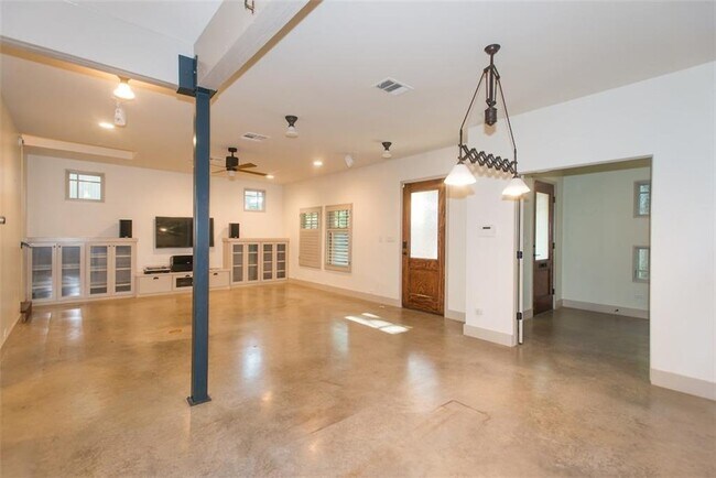 Building Photo - 610 W Live Oak St