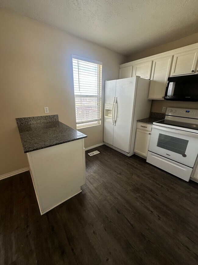 Building Photo - BEAUTIFUL TOWNHOME!!!