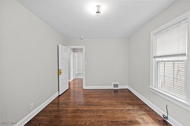 Building Photo - 3595 Glencairn Rd