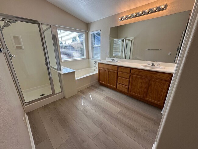 Building Photo - Gorgeous 6 Bedroom, 3 Bath Antioch Home