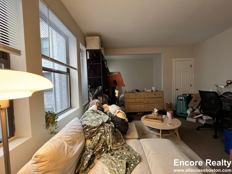 Building Photo - 843 Beacon St