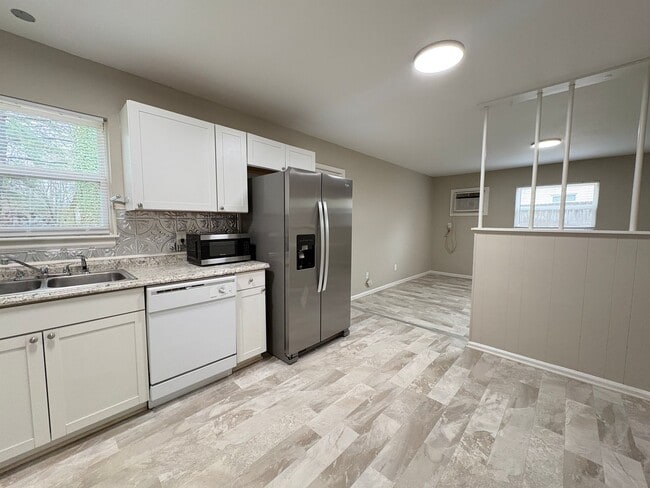 Building Photo - 3 Bedroom, 1.5 Bathroom Home in Greensboro!