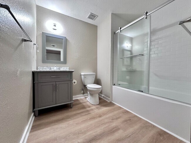 Building Photo - Fully Renovated  2B/2B  Condo near Beach in the Heart of Destin!