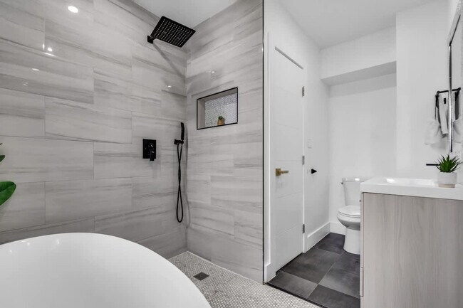 Building Photo - 1255 NE 199th St