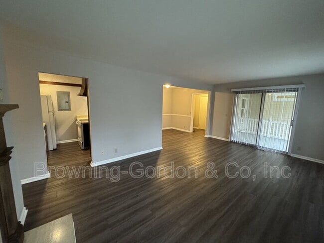 Building Photo - 5025 Hillsboro Dr