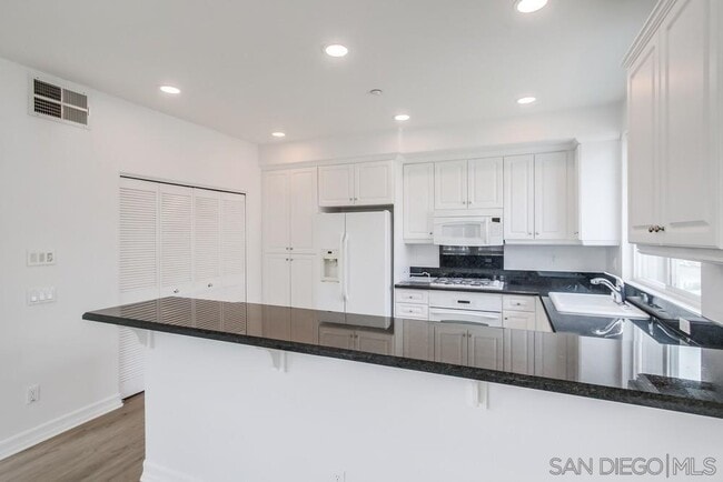 Building Photo - 2978 Beachwood Blf Wy