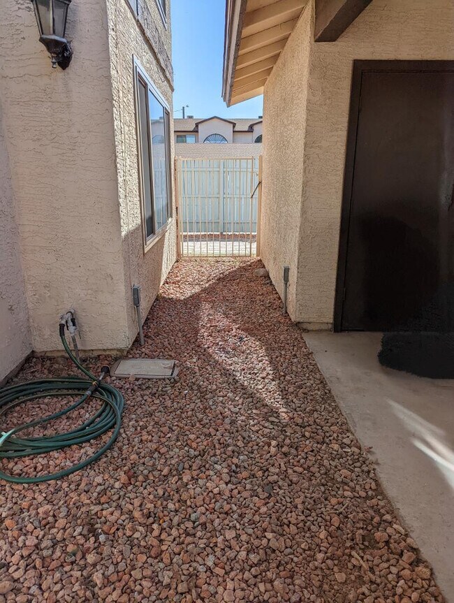 Building Photo - 306 E Ludlow Dr