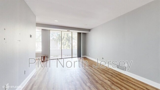 Building Photo - 462 River Rd