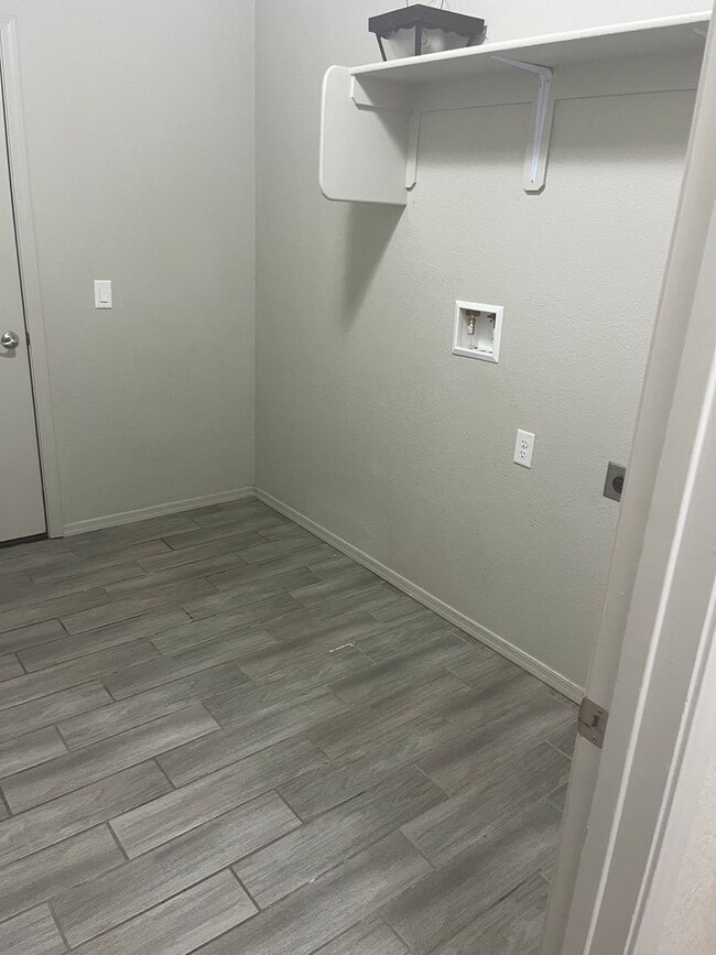 Building Photo - Beautiful Like New 4 Bedroom 3 Bathroom ho...