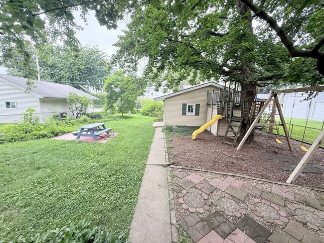 Building Photo - 906 N Evans St
