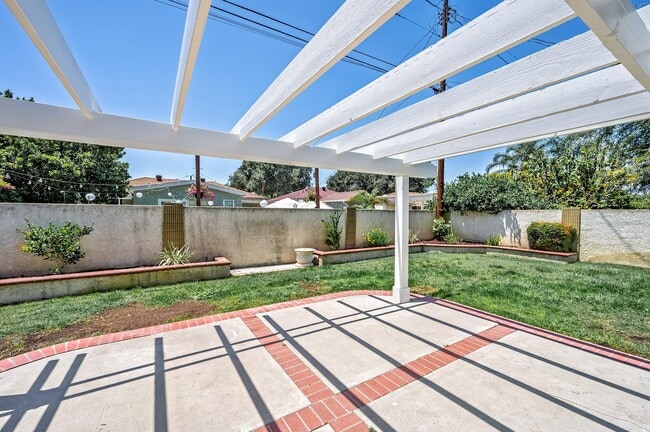 Building Photo - 4913 Premiere Ave