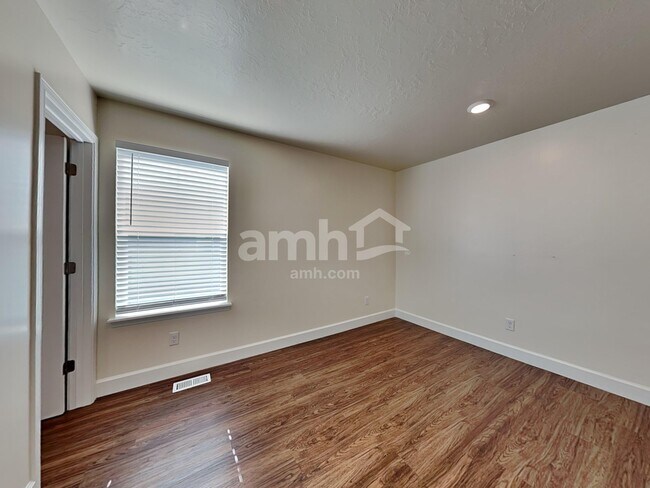 Building Photo - 825 W Grover Ct