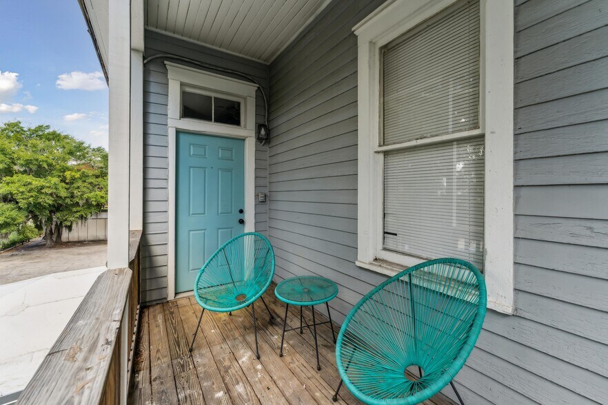 Private back porch with furniture - 11 E 39th St