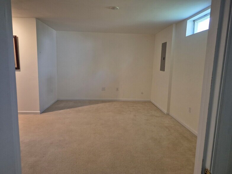 Building Photo - 4 Fieldstone Ct