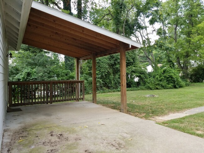 Building Photo - ***AVAILABLE AUGUST 2027*** Bedroom, 2 Bat...