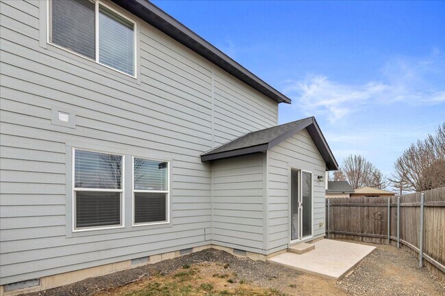 Building Photo - Beautiful Home 3 bed, 2.5 baths - Pet Friendly - Ready Now!