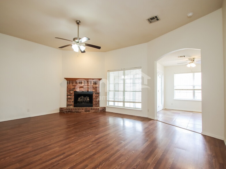 Building Photo - 10421 E 112th St S