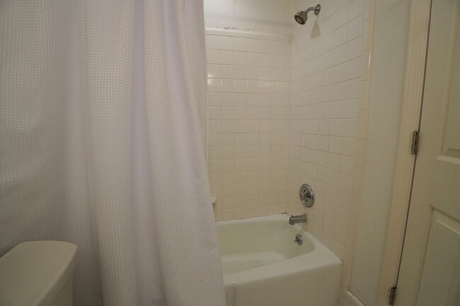 Building Photo - 2 Bed 2 Bath in Desirable Green Hills!