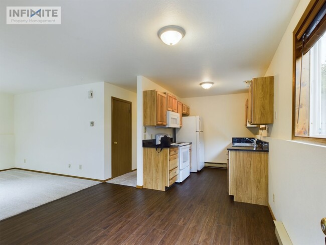 Building Photo - Newly Remodeled Garden View Apartment! Lea...