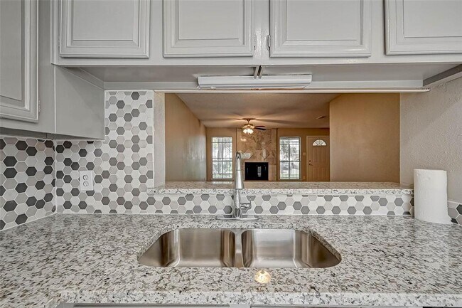 Building Photo - 17804 Kings Park Ln