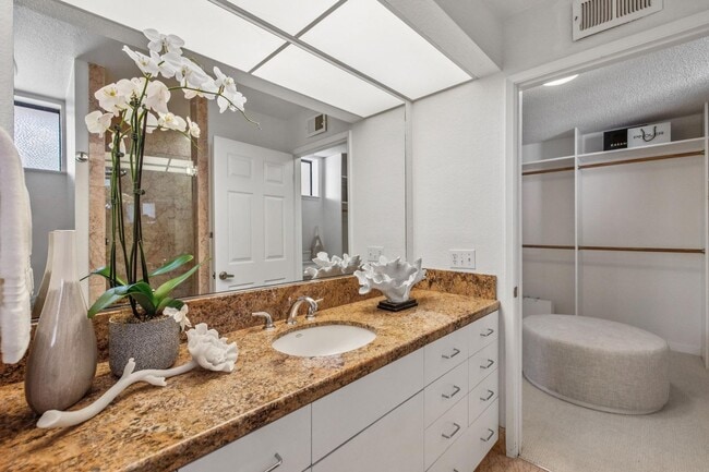 Building Photo - Elegant 2BR Condo with Golf Course Views i...