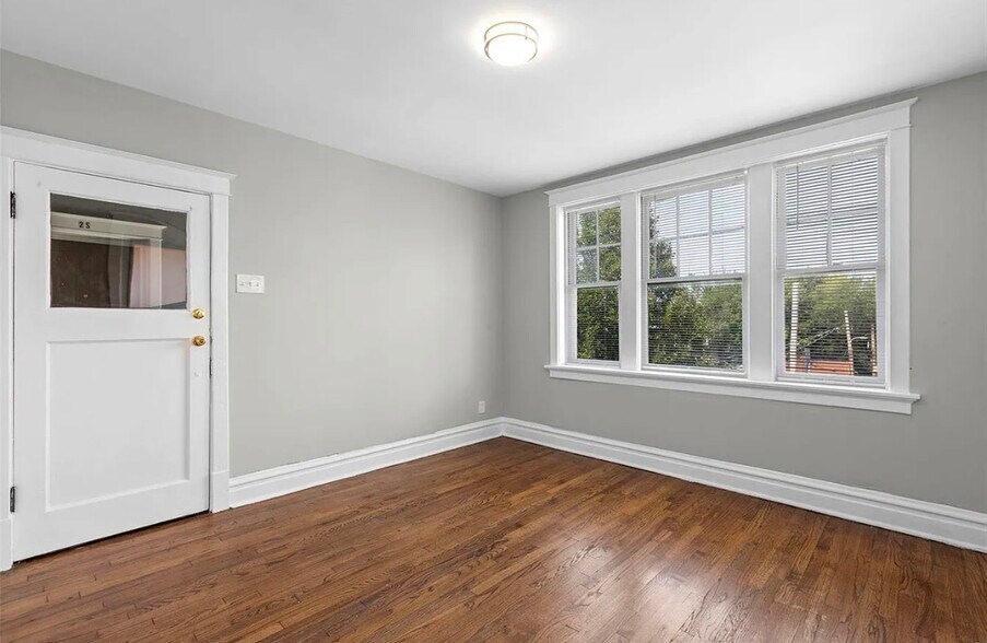 Living room - 3246 S Compton Ave