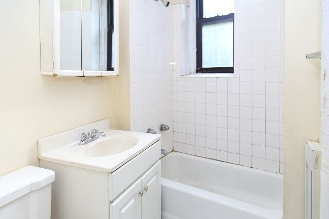 Building Photo - 438 W Belden Ave