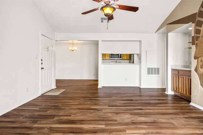 Building Photo - 1202 Thorpe Ln